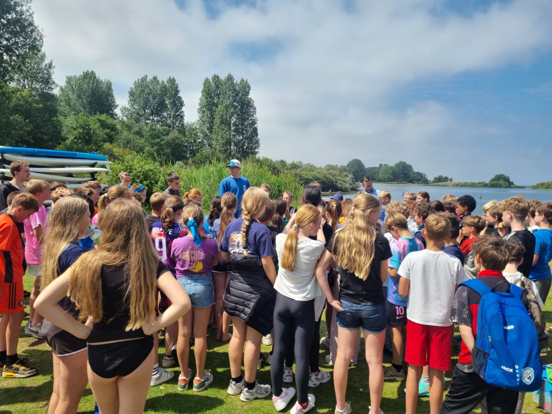 Leerlingen verzamelen bij de suppen aan de Grevelingendam tijdens Dag 3